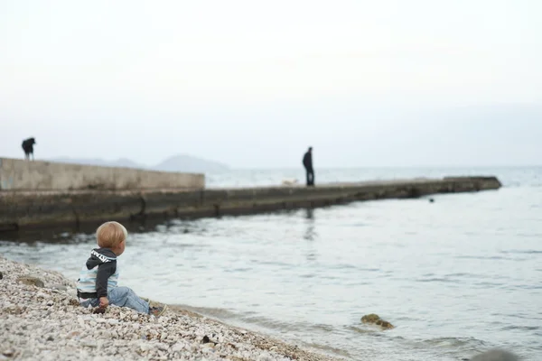 Pojke på stranden. — Stockfoto