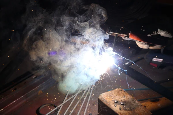 Trabajos de soldadura industrial . — Foto de Stock