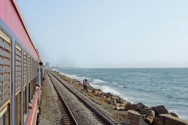 Sahile gelen tren