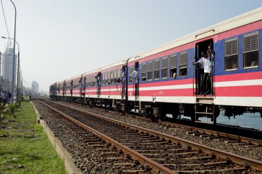 Sahile gelen tren