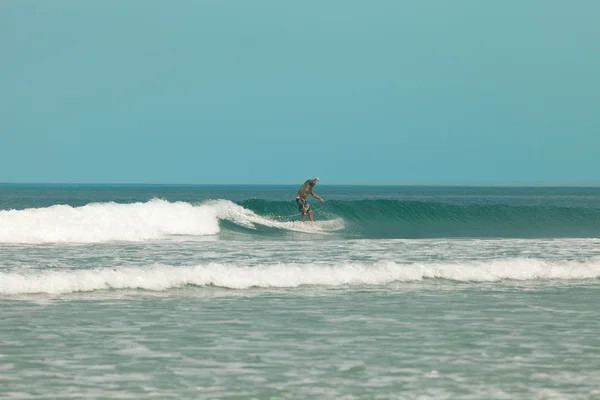 Балі серфер їзди — стокове фото