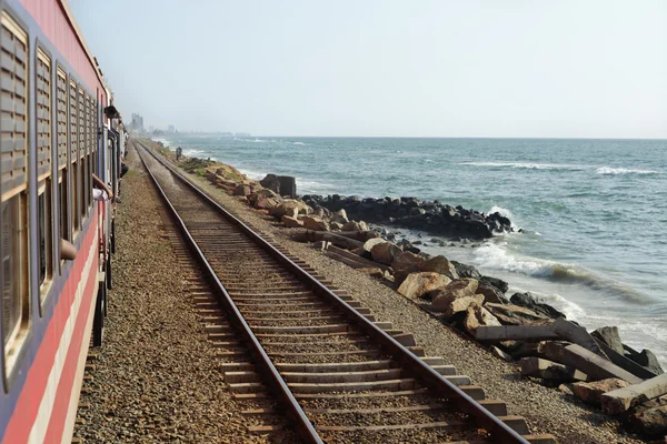 Sahile gelen tren