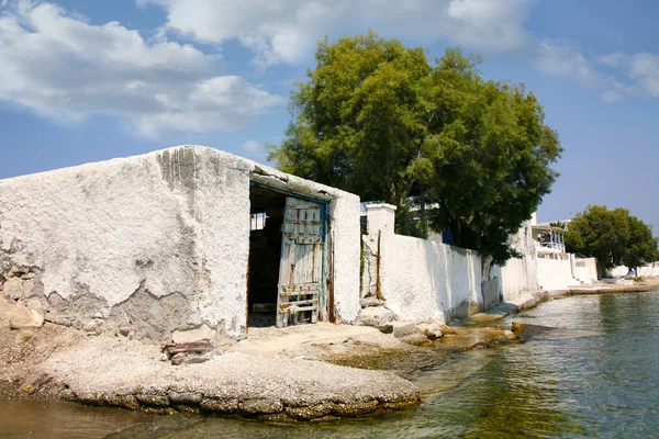 Casa de barco tradicional em frente a uma praia — Fotografia de Stock