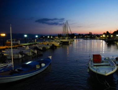 Geceleri teknelerle küçük liman