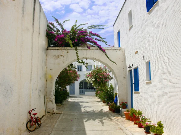 Bicycle on a traditional island street — Stock Photo, Image