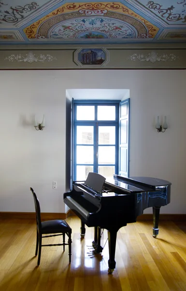 Piano in a decorated room — Stock Photo, Image