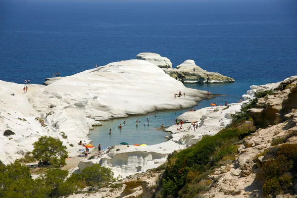 Beach ve moonlike kayalar Sarakiniko Yunanistan