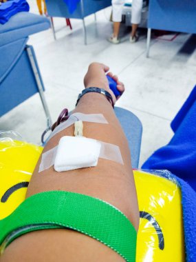 Bebeğin ayakları annesinin avucunun içinde.. 