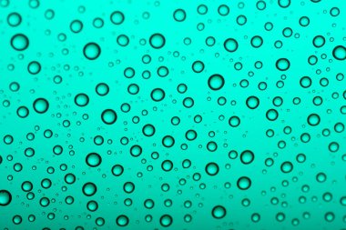 Renkli arka planda bir damla su. Mavi ton