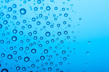 Renkli arka planda bir damla su. Mavi ton