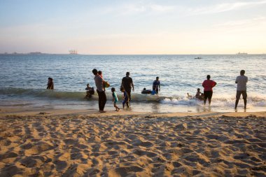 LumPerak, Malezya - 20 Mart 2018: İnsanlar Teluk Batik plajında yüzüyor. Teluk Batik Sahili, Lumut ve Sitiawan kasabalarına yakındır ve Perak 'ın en büyük sahil bölgesi olan Pangkor Adası' na doğru bakar..