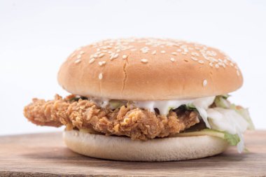 Kıtır tavuk burger, marul, peynir ve mayonez.