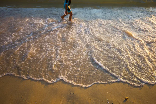 Niño Corriendo Playa Corredor Tiene Desenfoque Movimiento —  Fotos de Stock