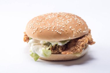 Kıtır tavuk burger, marul, peynir ve mayonez.