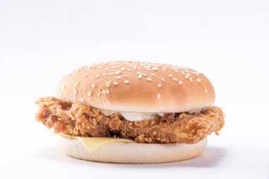 Kıtır tavuk burger, marul, peynir ve mayonez.