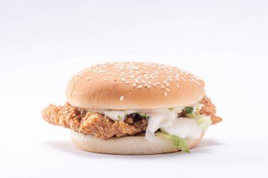 Kıtır tavuk burger, marul, peynir ve mayonez.