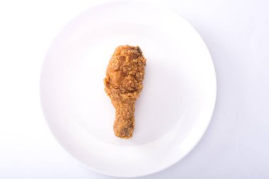 Beyaz arka planda izole edilmiş leziz kızarmış tavuk.