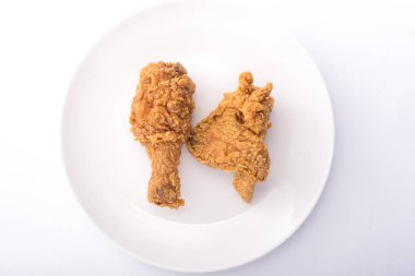 Beyaz arka planda izole edilmiş leziz kızarmış tavuk.