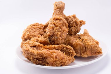Beyaz arka planda izole edilmiş leziz kızarmış tavuk.