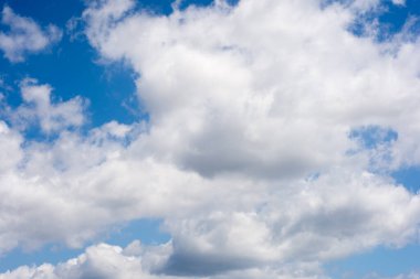 Güneşli bir günde mavi gökyüzü bulutlu