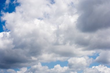 Güneşli bir günde mavi gökyüzü bulutlu