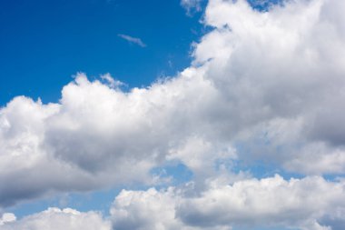 Güneşli bir günde mavi gökyüzü bulutlu