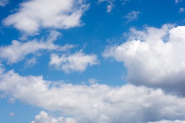 Güneşli bir günde mavi gökyüzü bulutlu