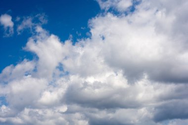 Güneşli bir günde mavi gökyüzü bulutlu