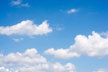 Güneşli bir günde mavi gökyüzü bulutlu