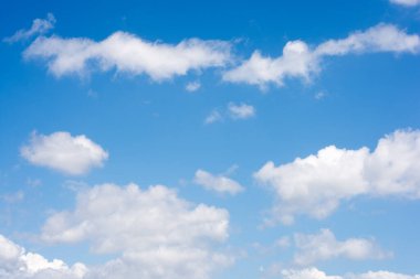 Güneşli bir günde mavi gökyüzü bulutlu