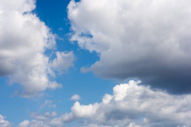 Güneşli bir günde mavi gökyüzü bulutlu