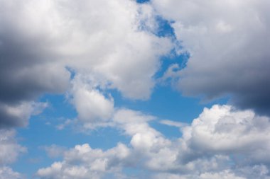 Güneşli bir günde mavi gökyüzü bulutlu