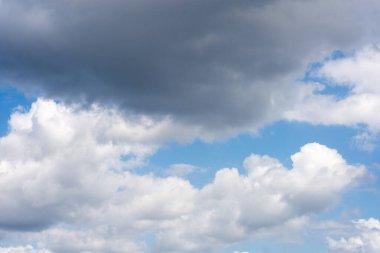 Güneşli bir günde mavi gökyüzü bulutlu