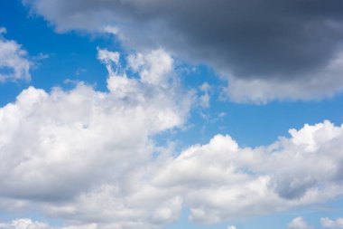 Güneşli bir günde mavi gökyüzü bulutlu