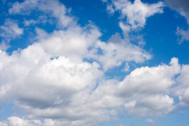 Güneşli bir günde mavi gökyüzü bulutlu