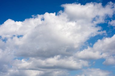 Güneşli bir günde mavi gökyüzü bulutlu