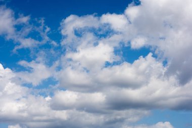 Güneşli bir günde mavi gökyüzü bulutlu