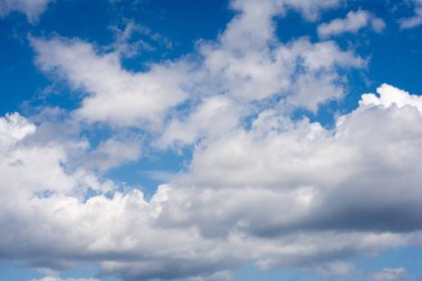 Güneşli bir günde mavi gökyüzü bulutlu