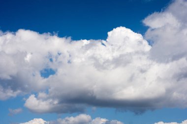 Güneşli bir günde mavi gökyüzü bulutlu