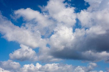 Güneşli bir günde mavi gökyüzü bulutlu