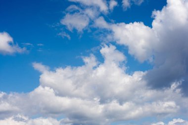 Güneşli bir günde mavi gökyüzü bulutlu