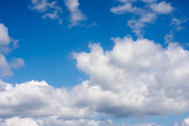 Güneşli bir günde mavi gökyüzü bulutlu