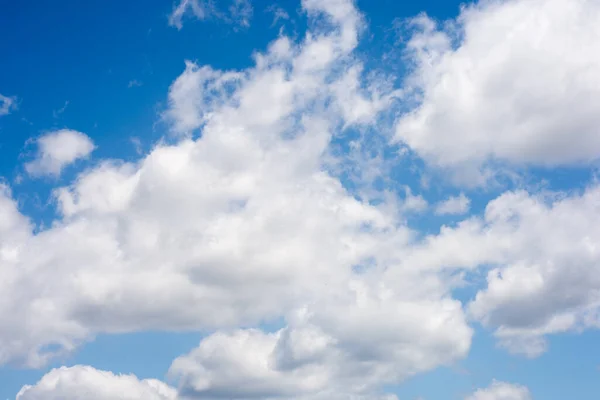 Wolken Met Blauwe Lucht Tijdens Zonnige Dag — Stockfoto