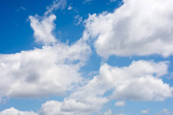 Wolken Met Blauwe Lucht Tijdens Zonnige Dag — Stockfoto