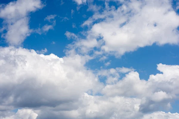 Wolken Met Blauwe Lucht Tijdens Zonnige Dag — Stockfoto