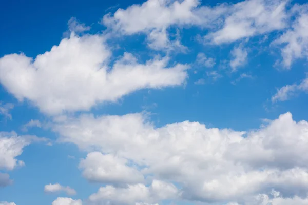 Wolken Met Blauwe Lucht Tijdens Zonnige Dag — Stockfoto