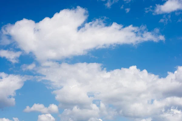 Wolken Met Blauwe Lucht Tijdens Zonnige Dag — Stockfoto