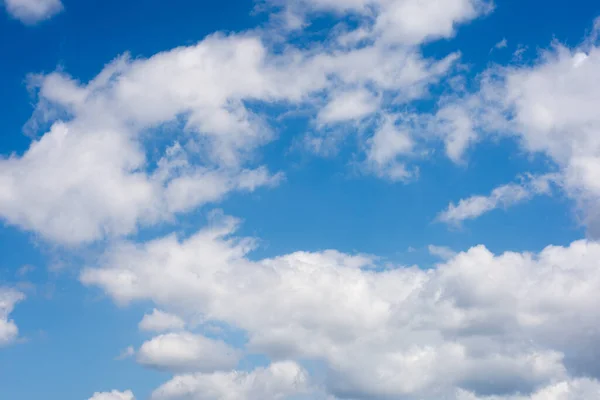 Wolken Met Blauwe Lucht Tijdens Zonnige Dag — Stockfoto