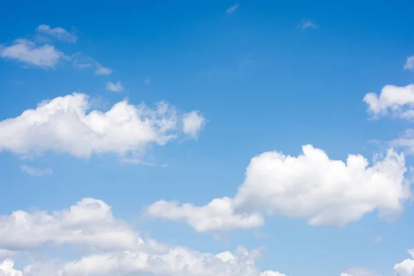 Wolken Met Blauwe Lucht Tijdens Zonnige Dag — Stockfoto