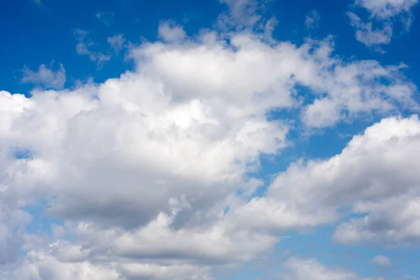 Wolken Met Blauwe Lucht Tijdens Zonnige Dag — Stockfoto